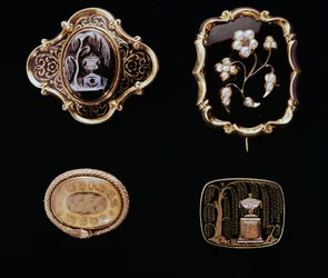 Joyas de Luto, Broches de Mediados de la Época Victoriana en Oro